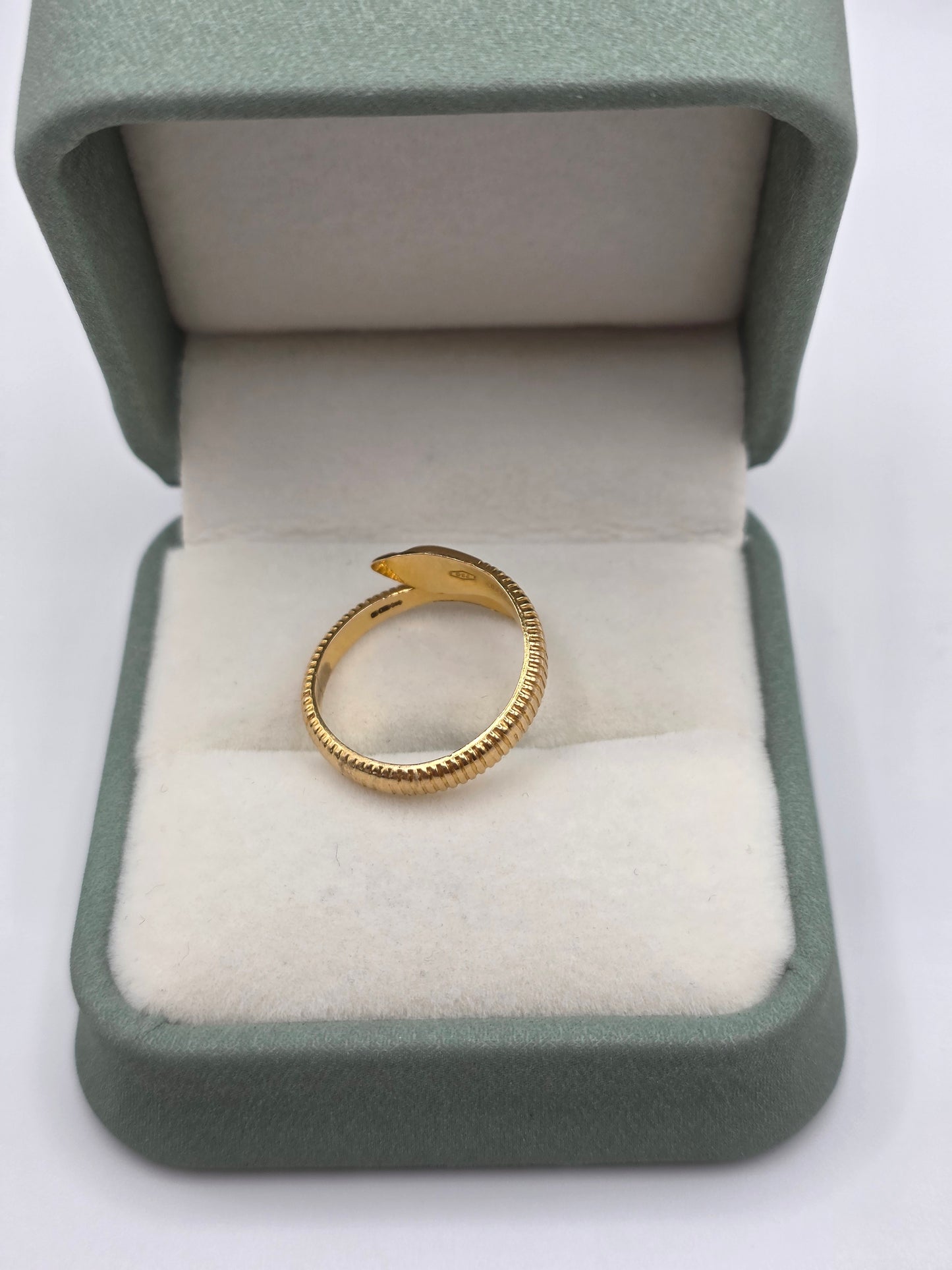 18ct gold snake ring