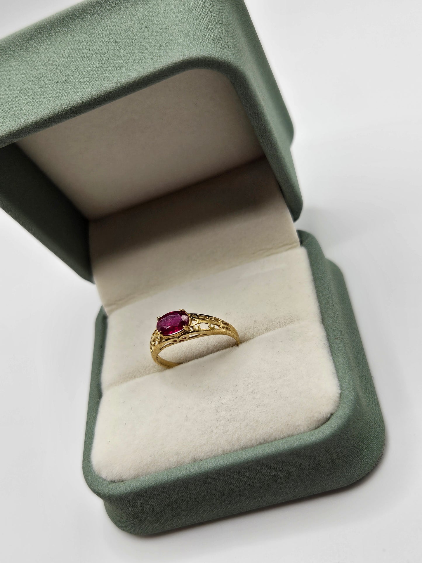 9ct gold garnet ring