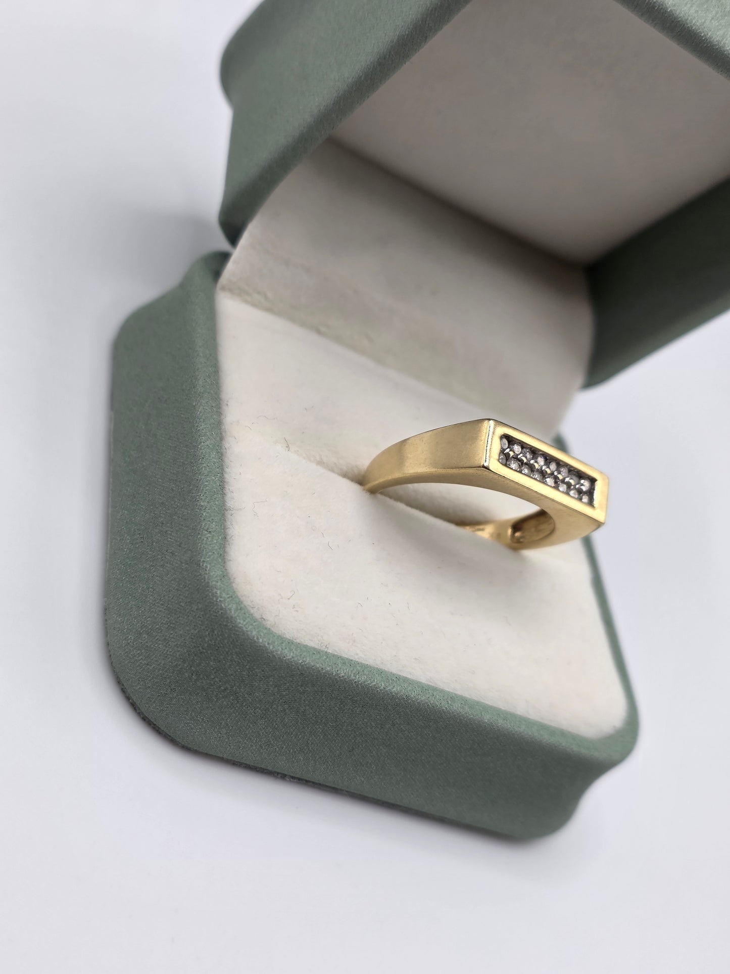 9ct gold diamond ring