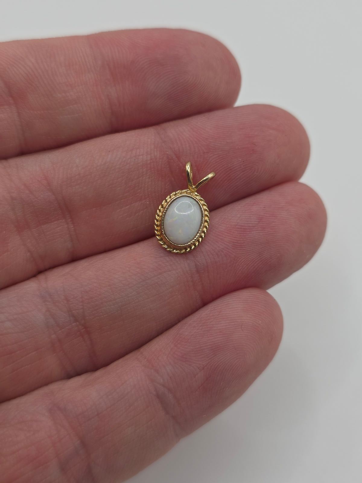 9ct gold opal pendant