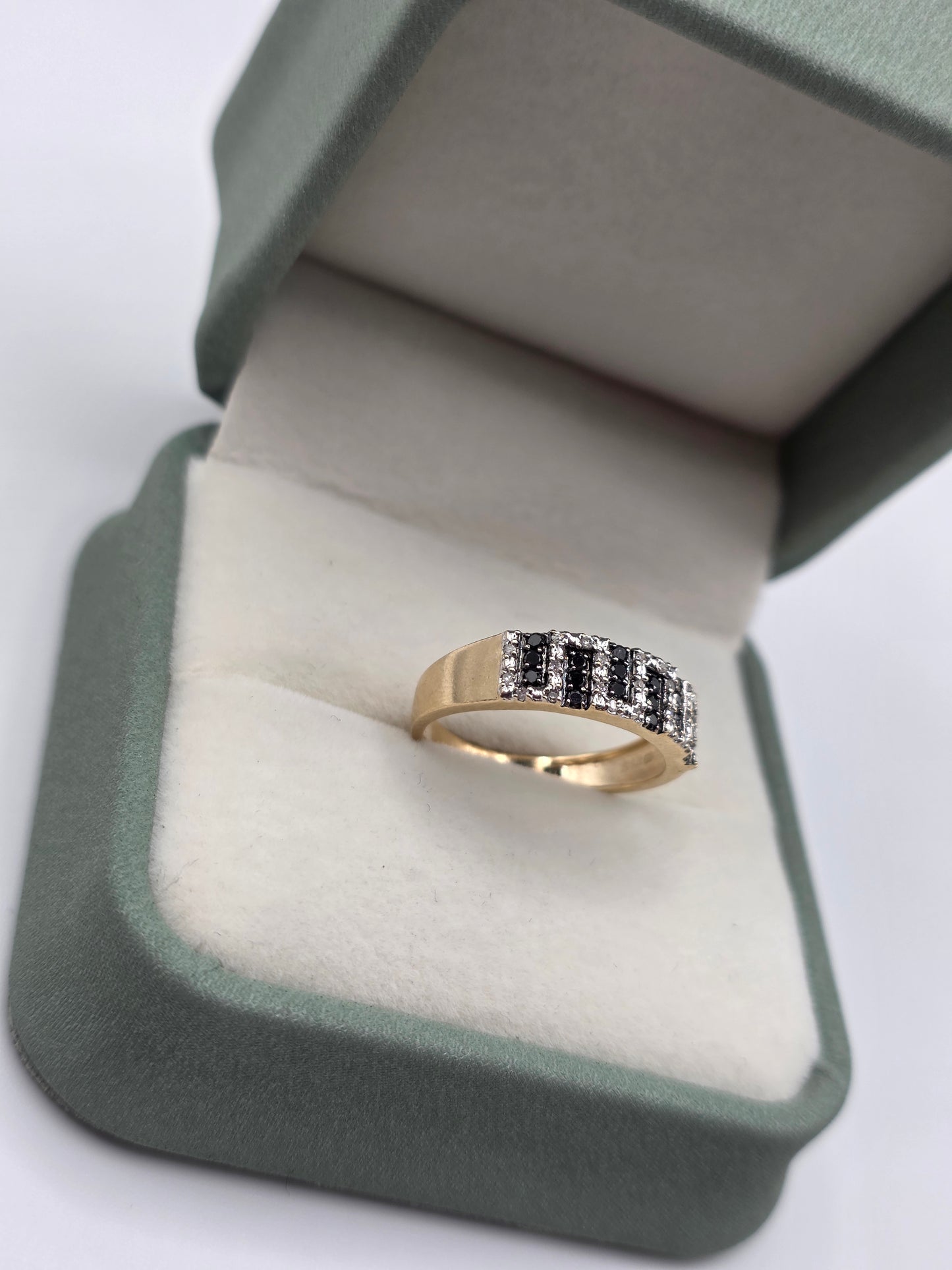 9ct gold diamond ring