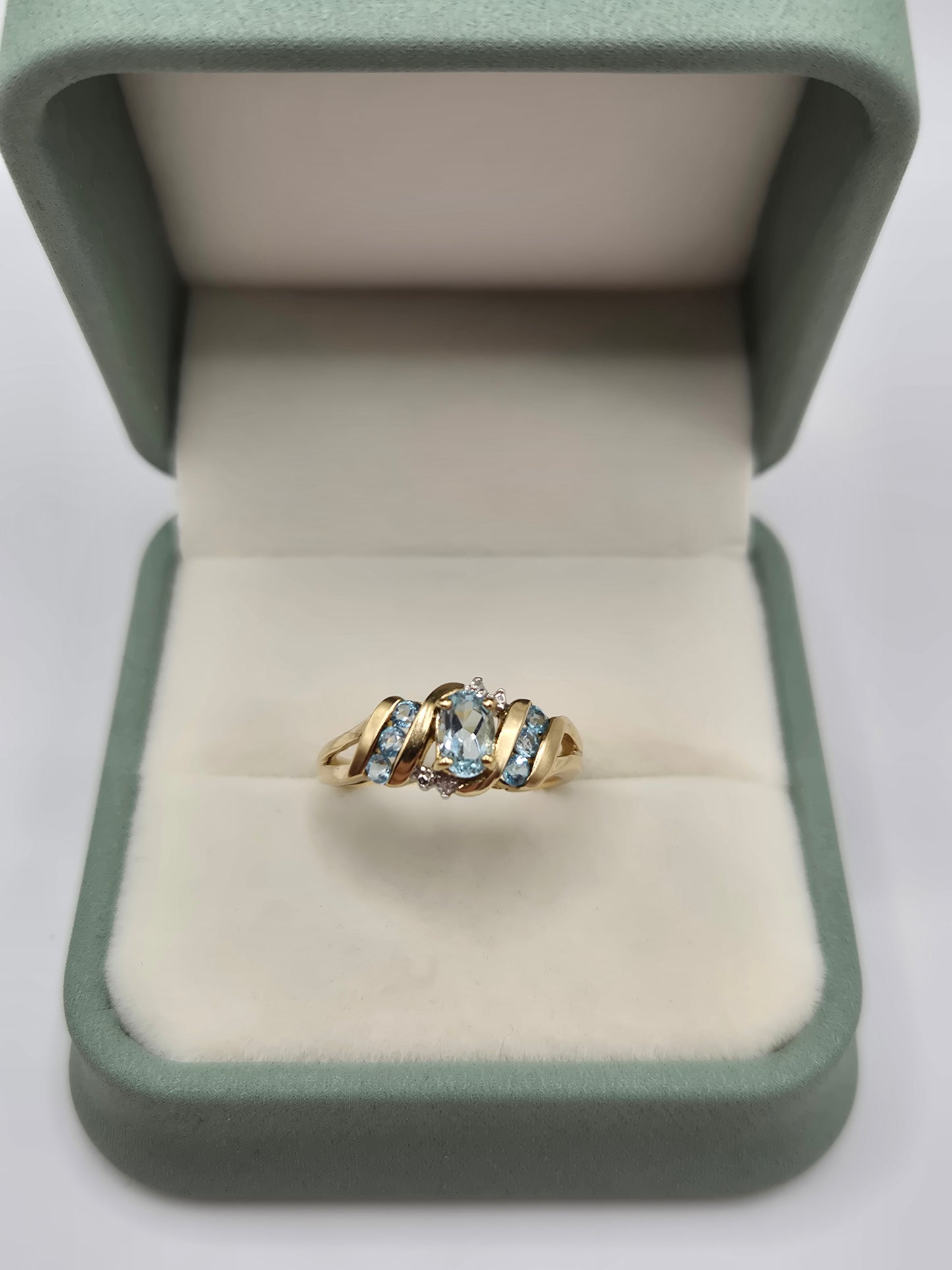 9ct gold aquamarine and diamond ring
