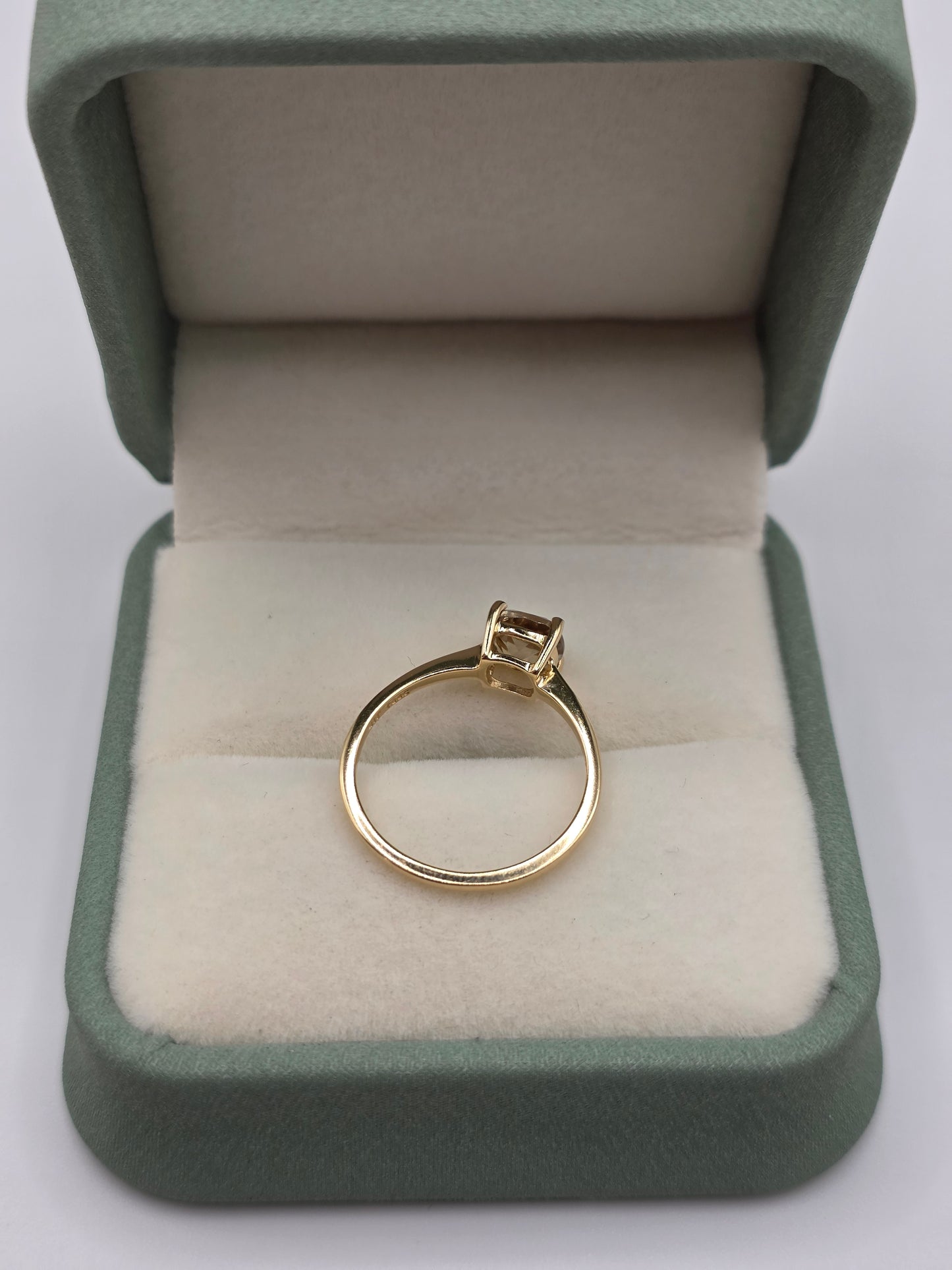 9ct gold quartz ring