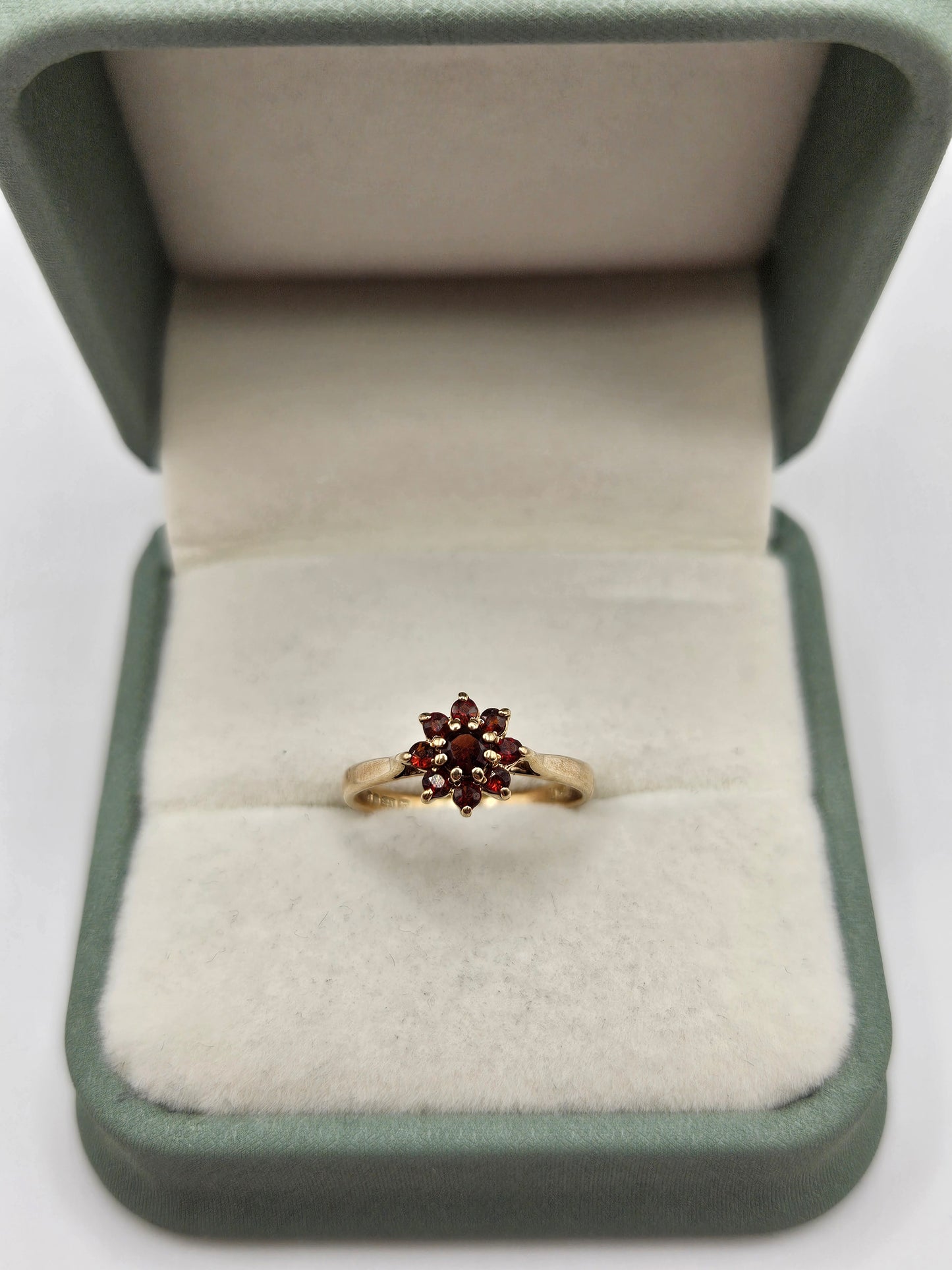 9ct gold garnet ring