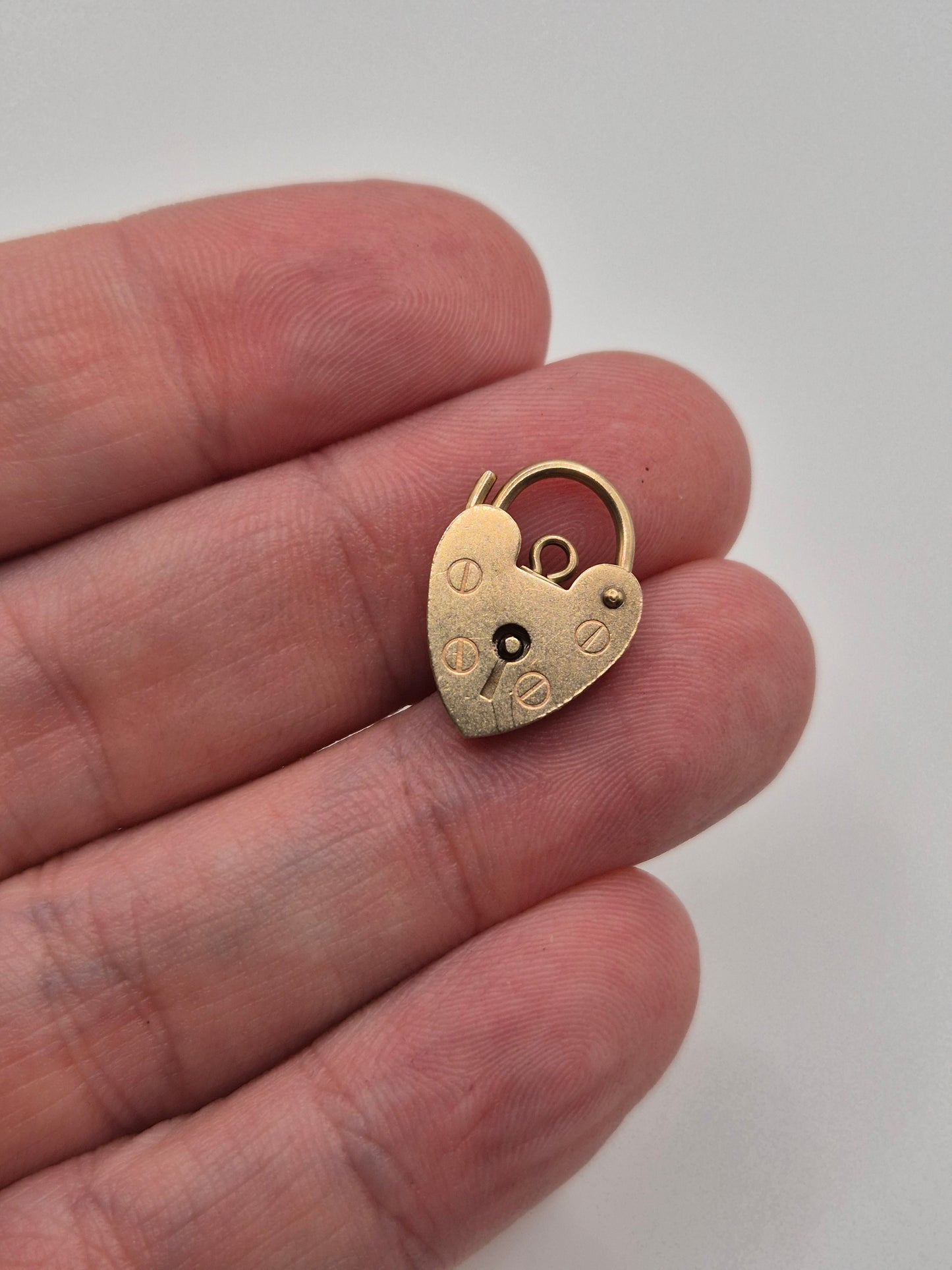 9ct gold padlock (27)