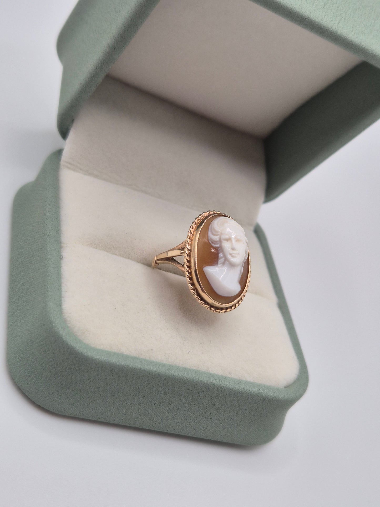 9ct gold cameo ring