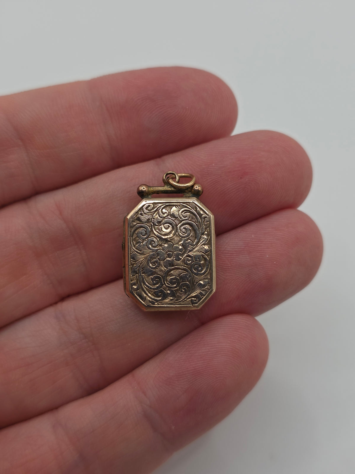 Antique 9ct gold front and back locket pendant