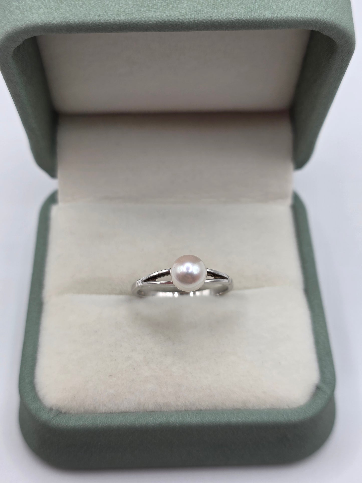 9ct white gold pearl ring