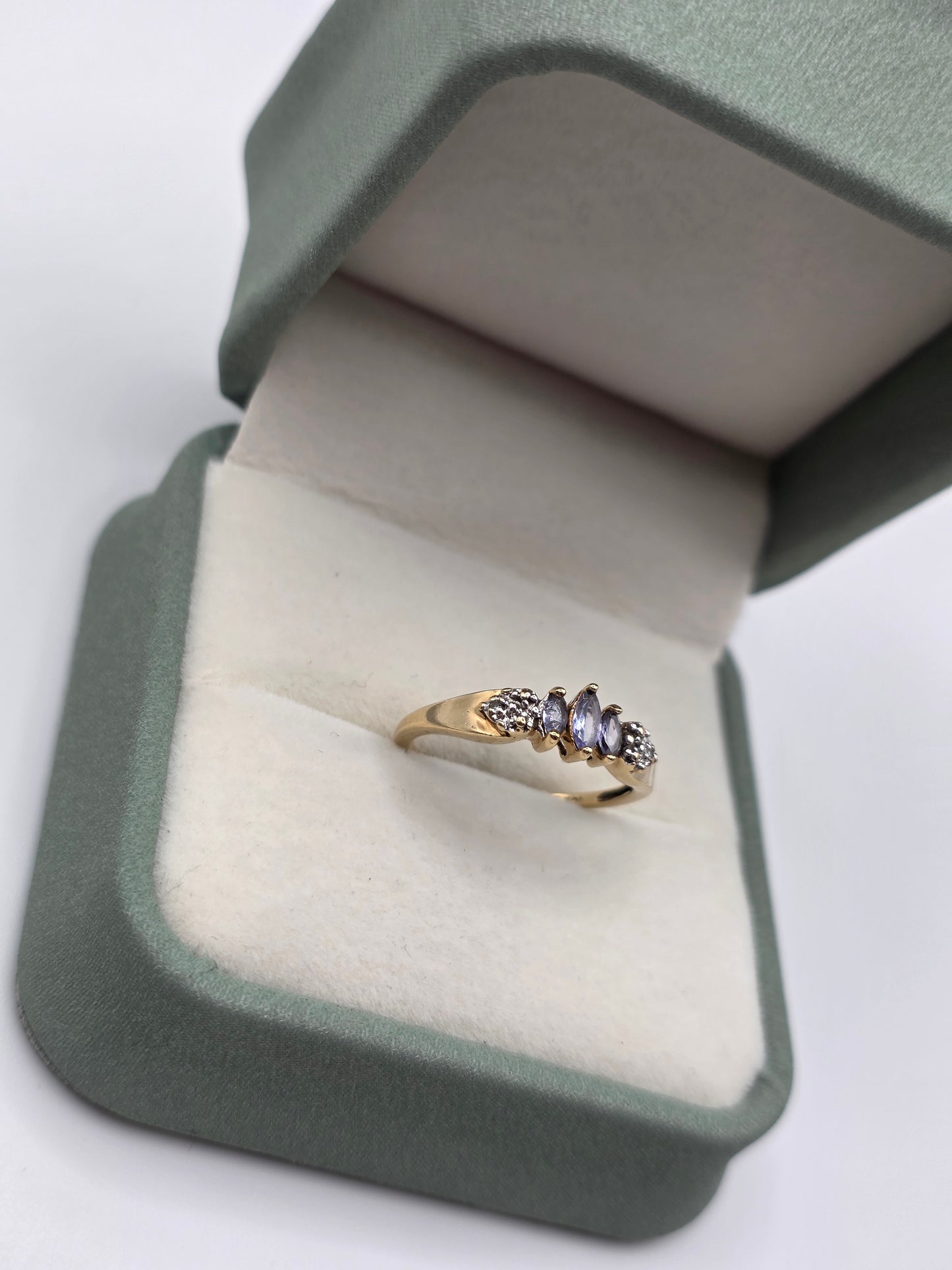 9ct gold tanzanite and diamond ring