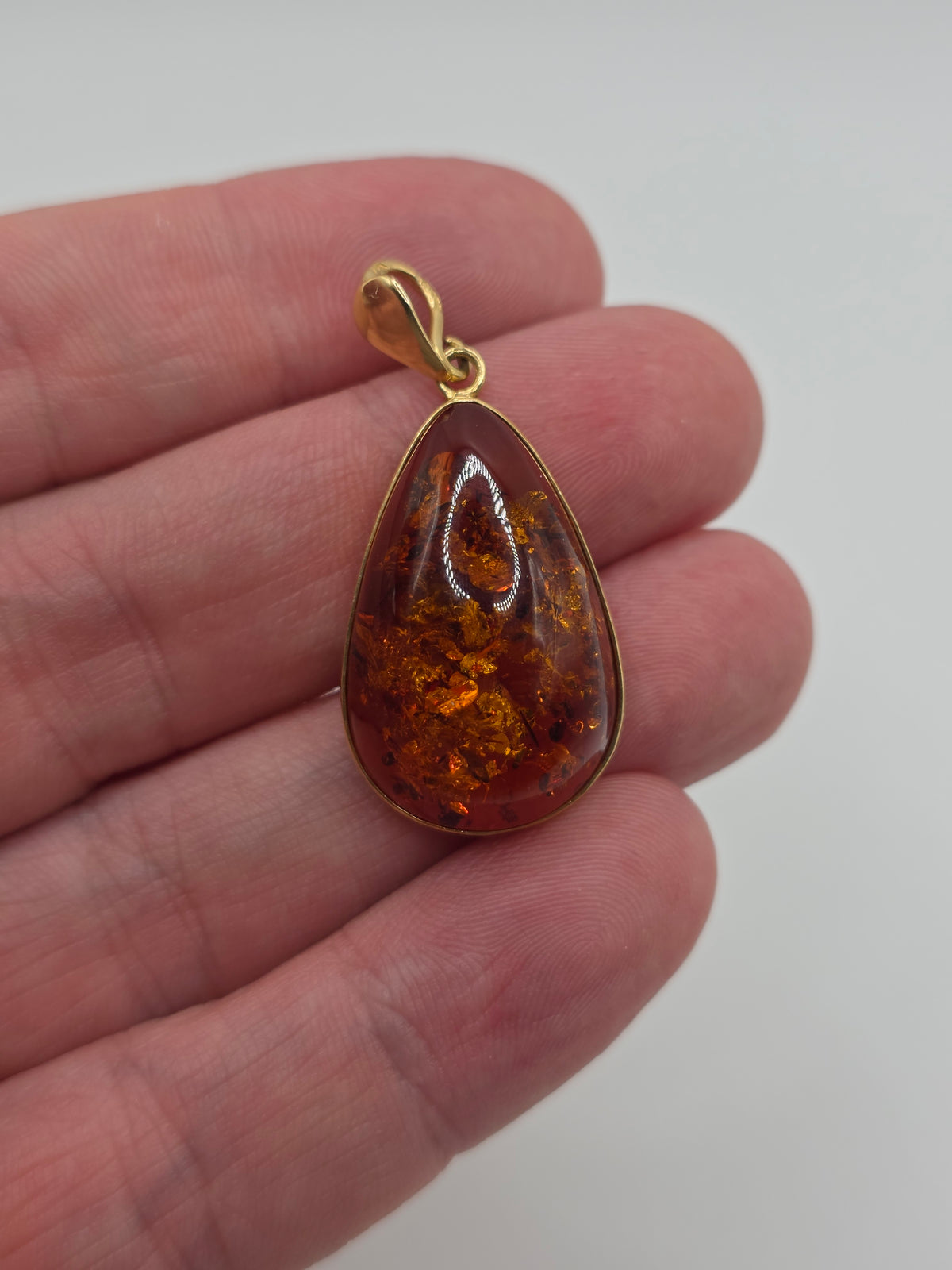 18ct gold amber pendant