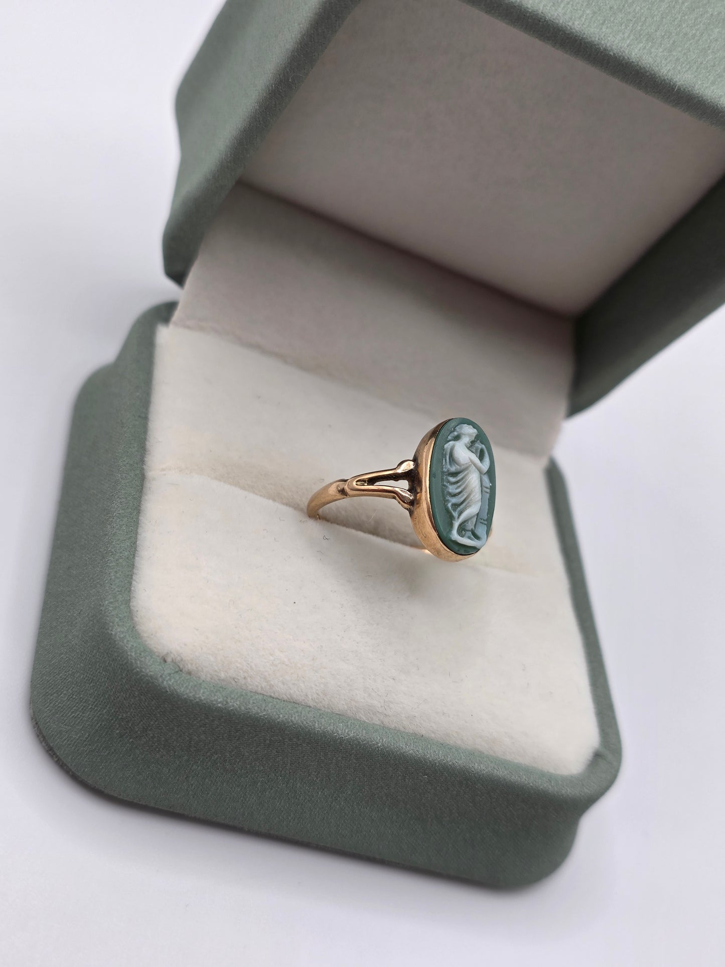 Antique 9ct gold agate cameo ring