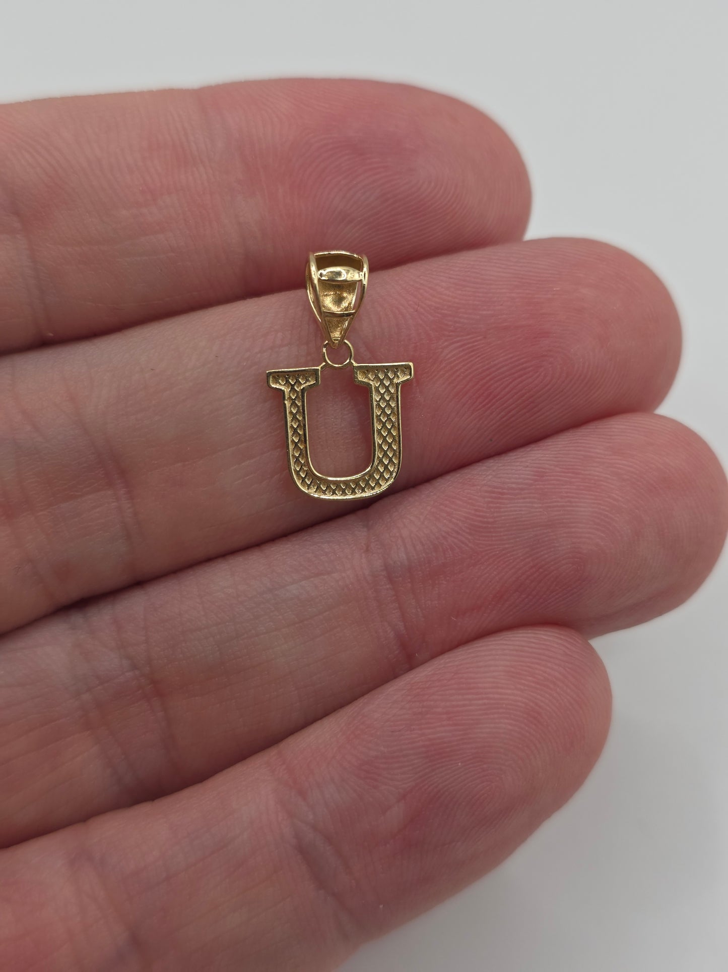 9ct gold initial U pendant