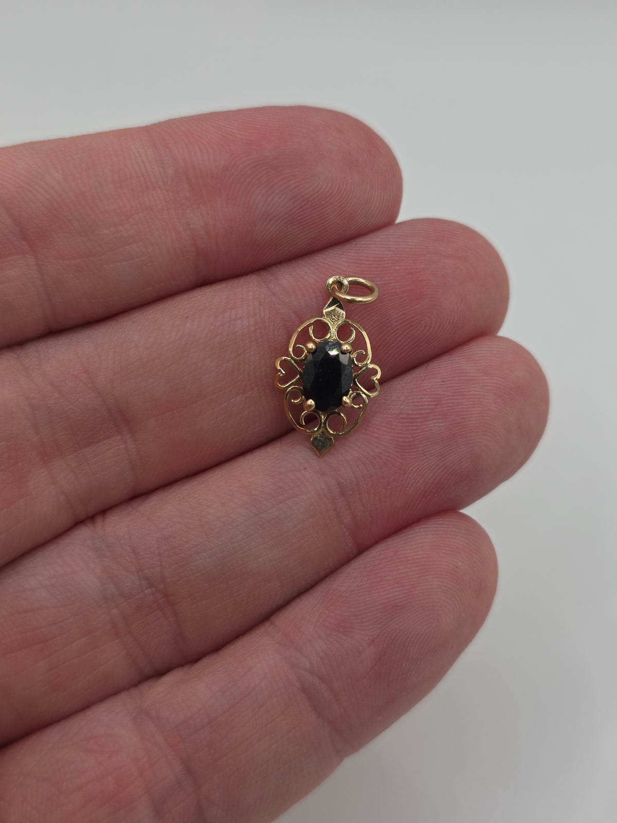 9ct gold sapphire pendant