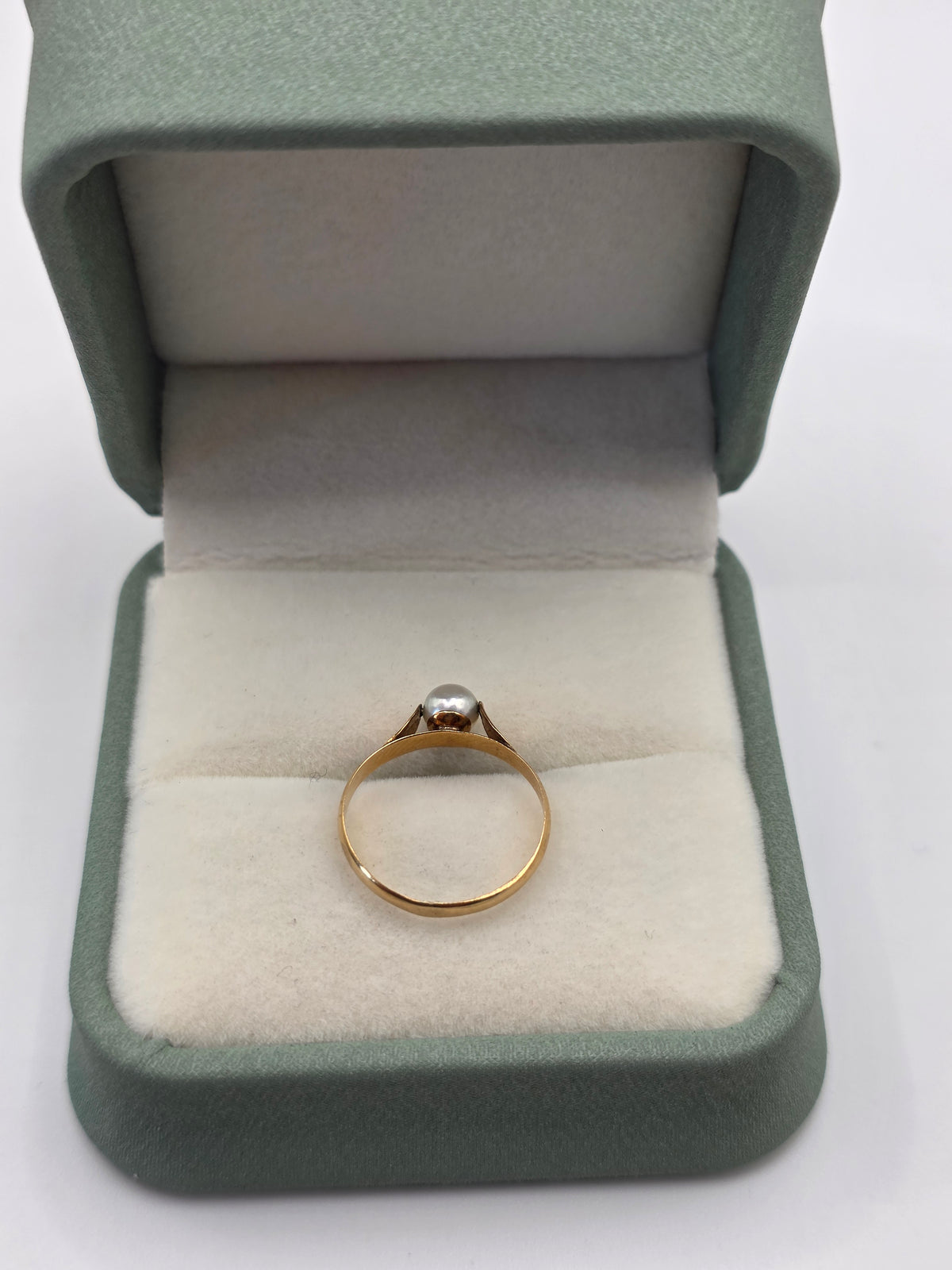 18ct gold pearl ring