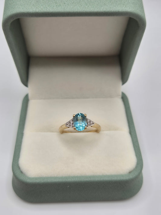 9ct gold topaz and cz ring