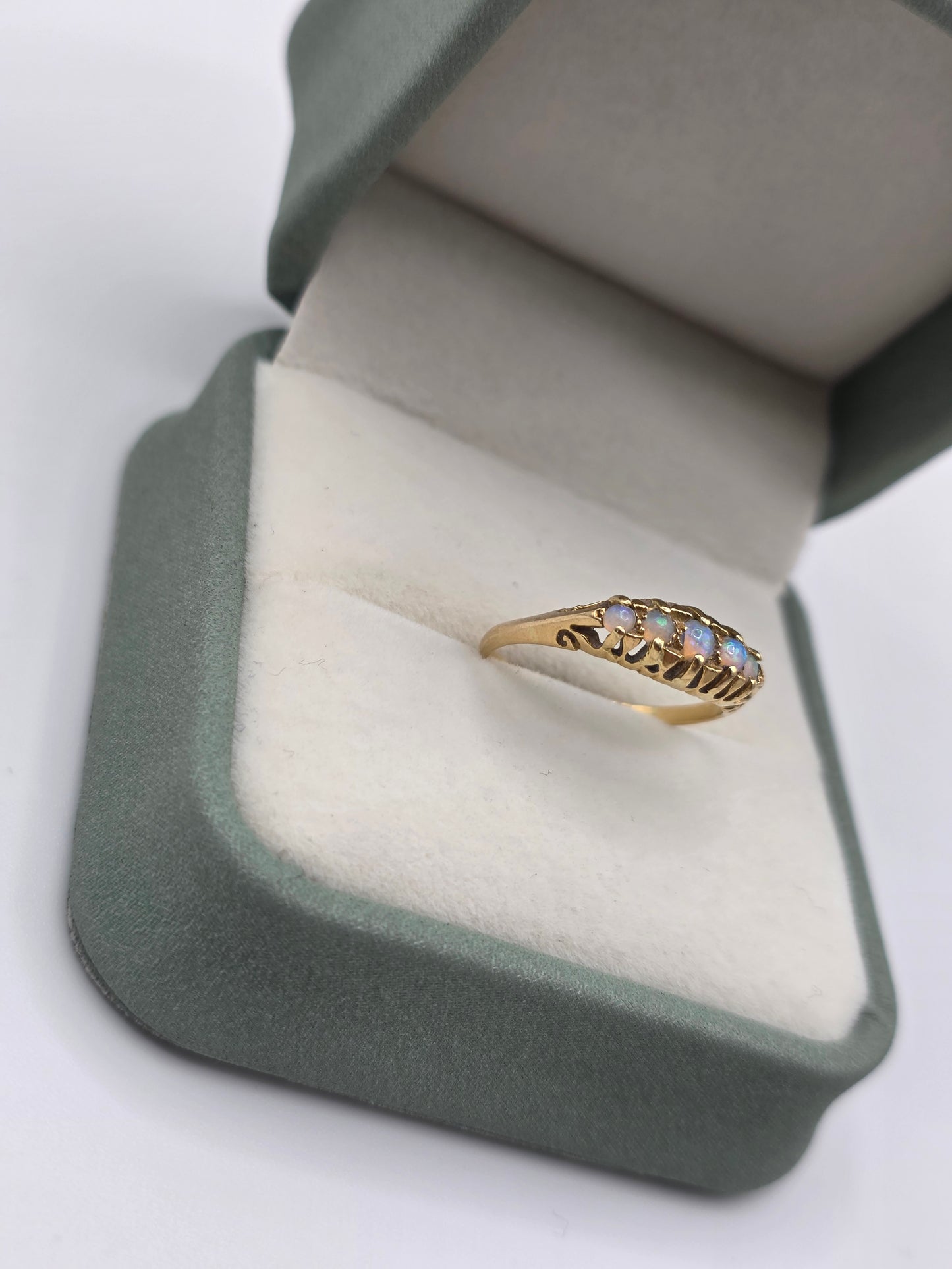 Antique 18ct gold opal gypsy ring