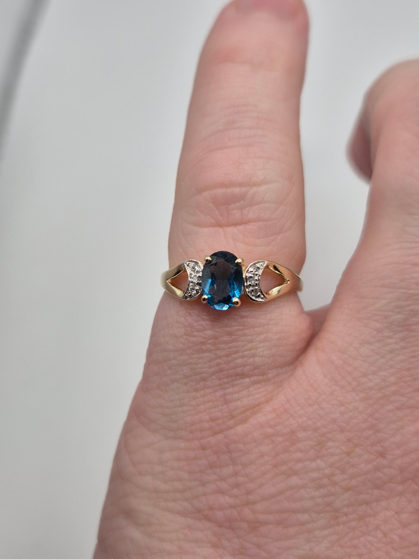 9ct gold topaz and diamond ring