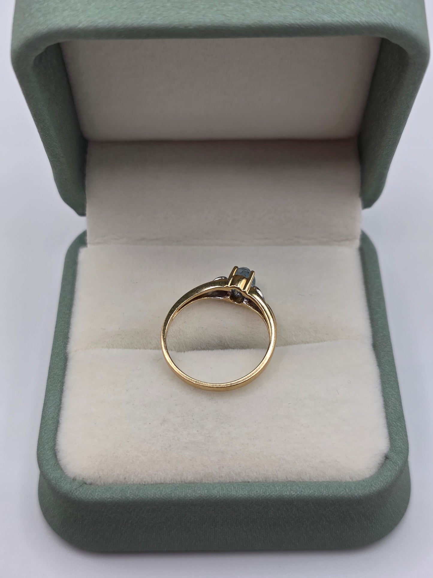 9ct gold aquamarine and diamond ring