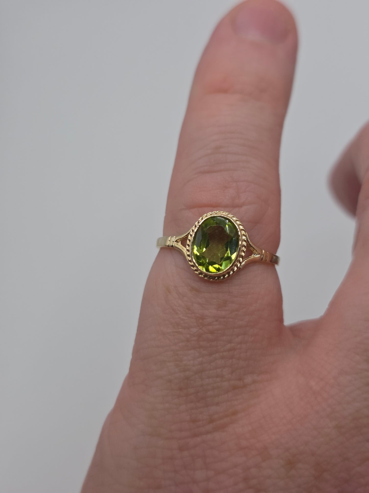 9ct gold peridot ring