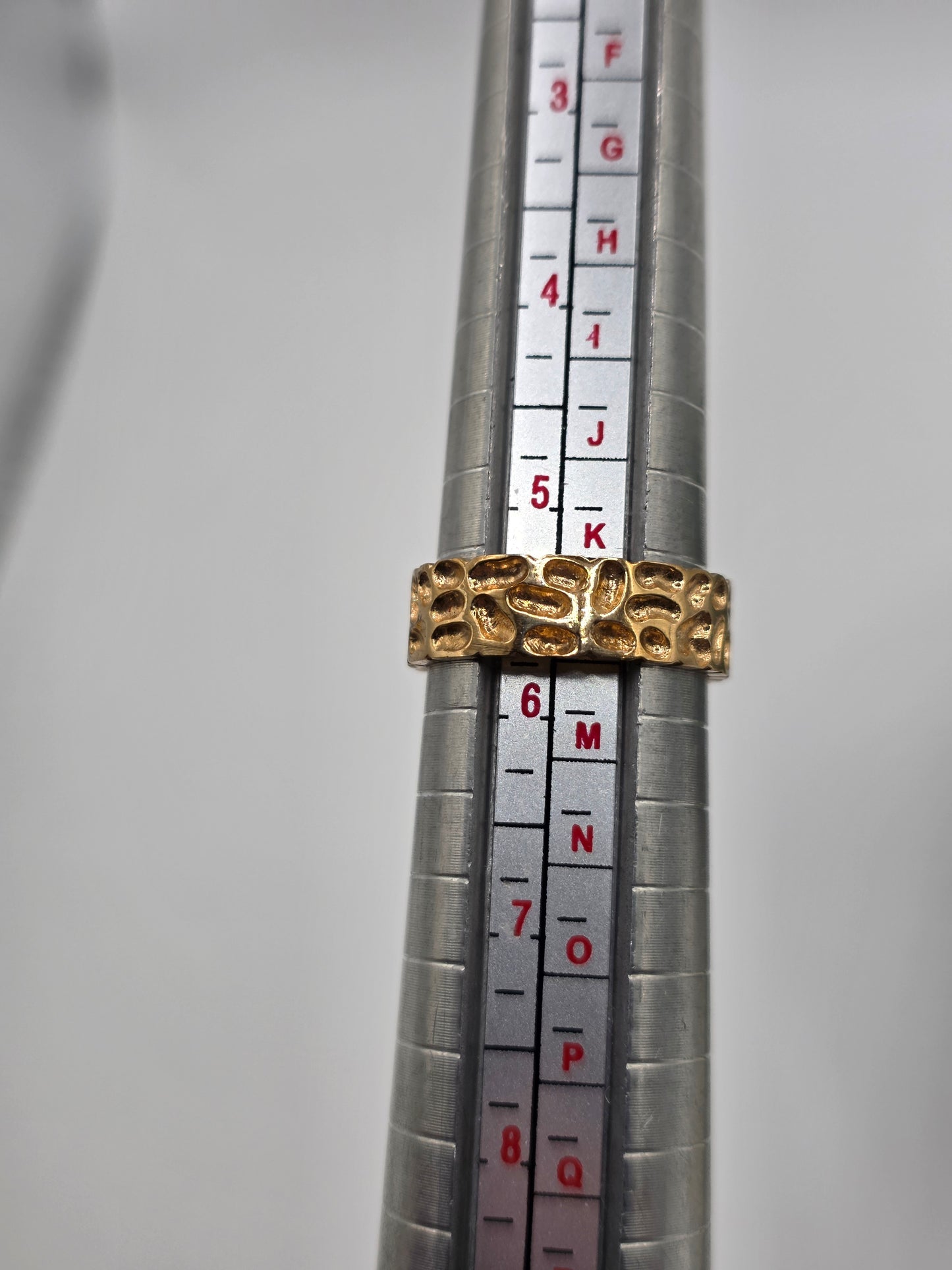 9ct gold patterned band ring