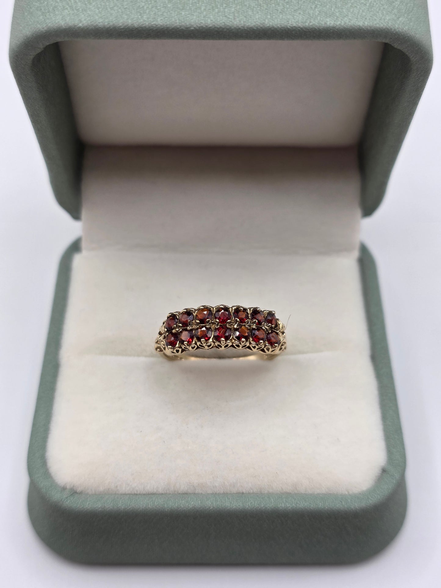 9ct gold garnet ring
