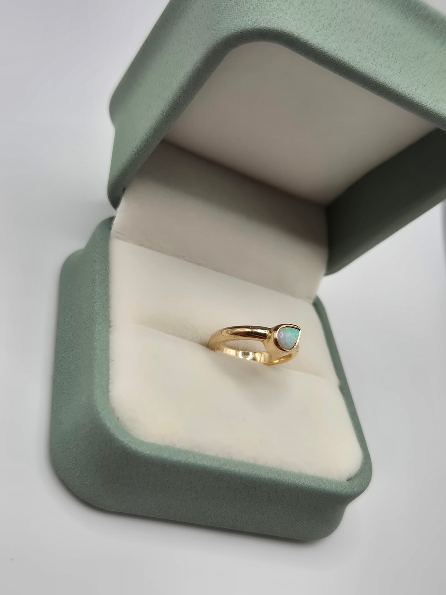 9ct gold opal ring