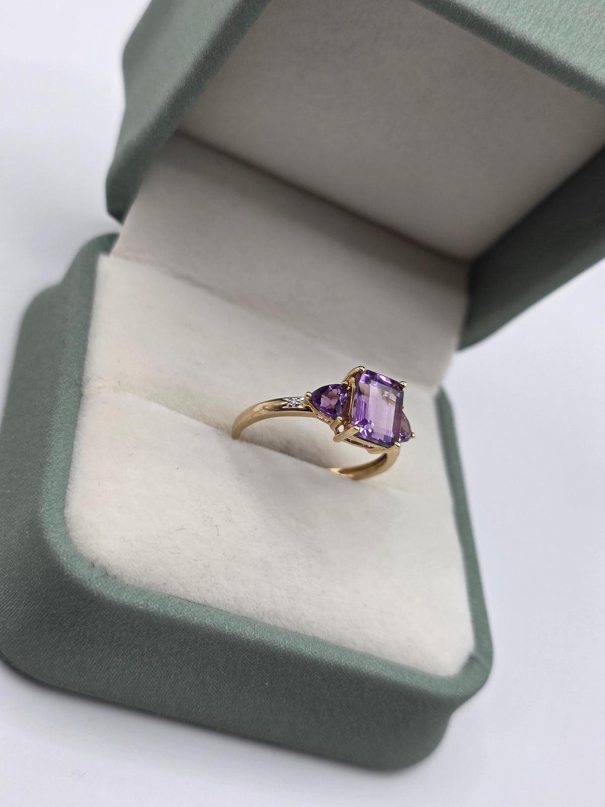 9ct gold amethsyt and diamond ring