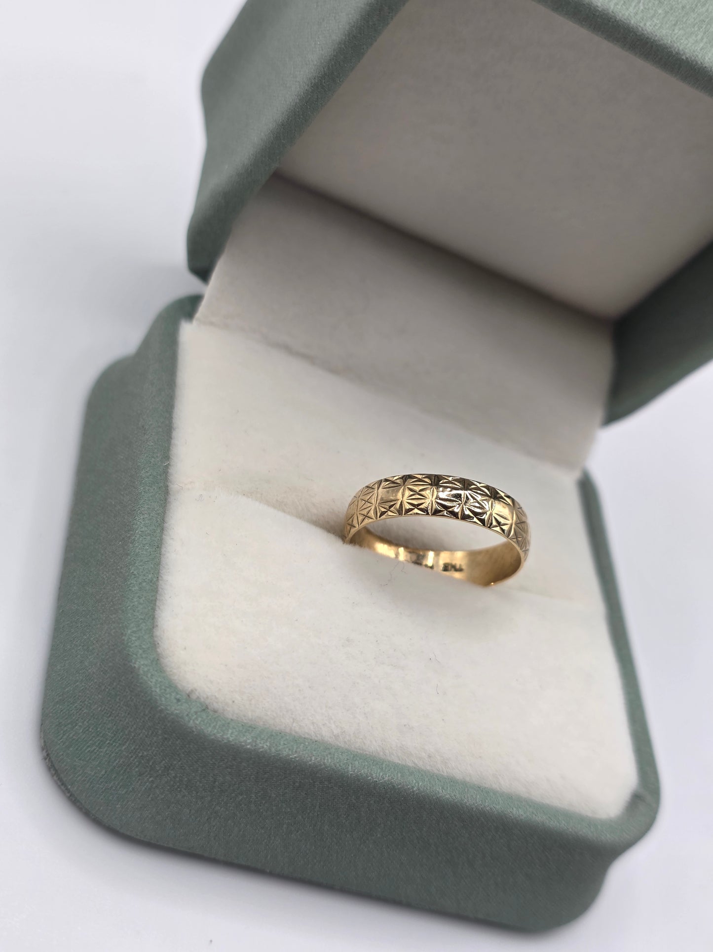 9ct gold patterned band ring