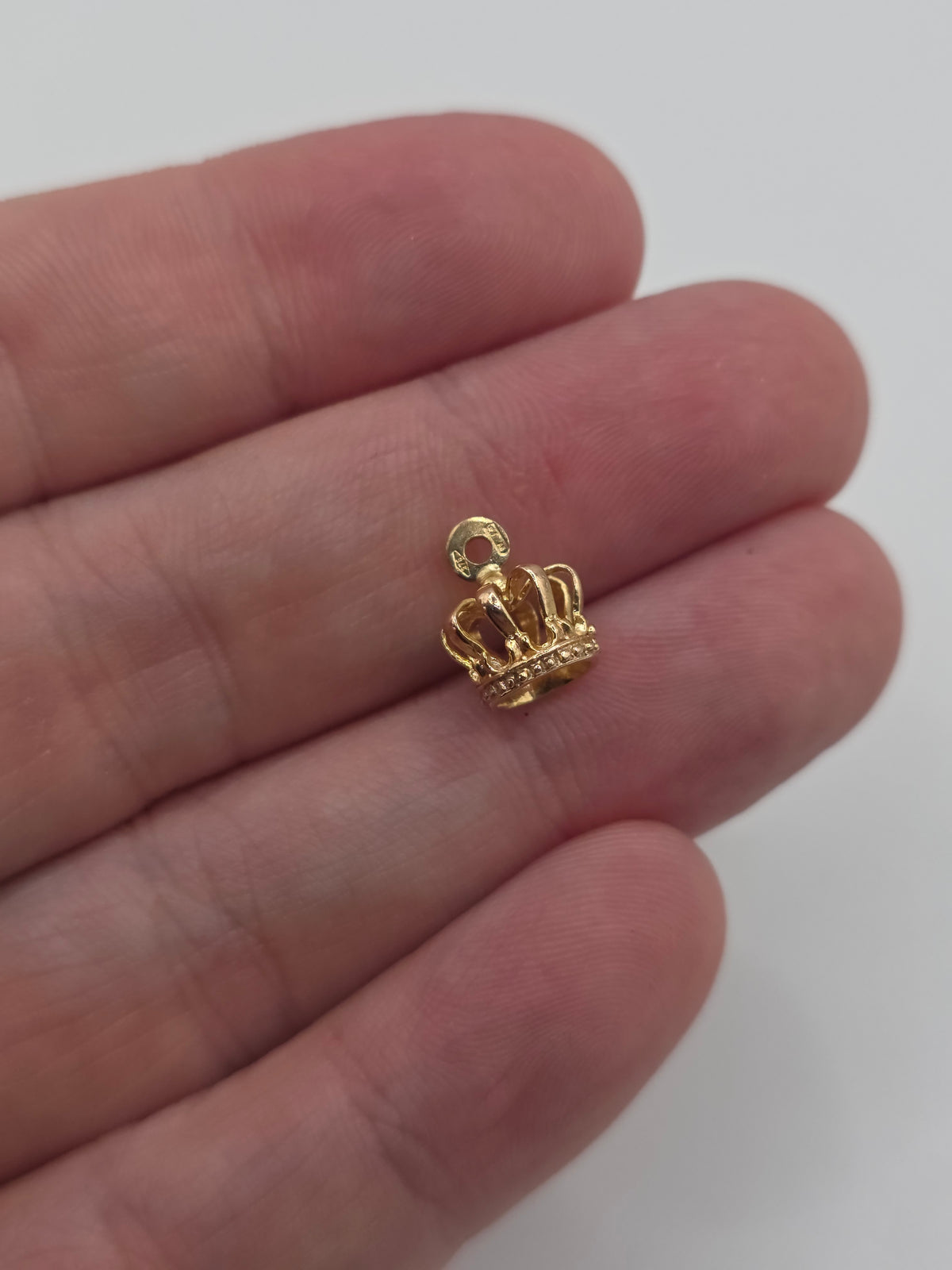 9ct gold crown charm
