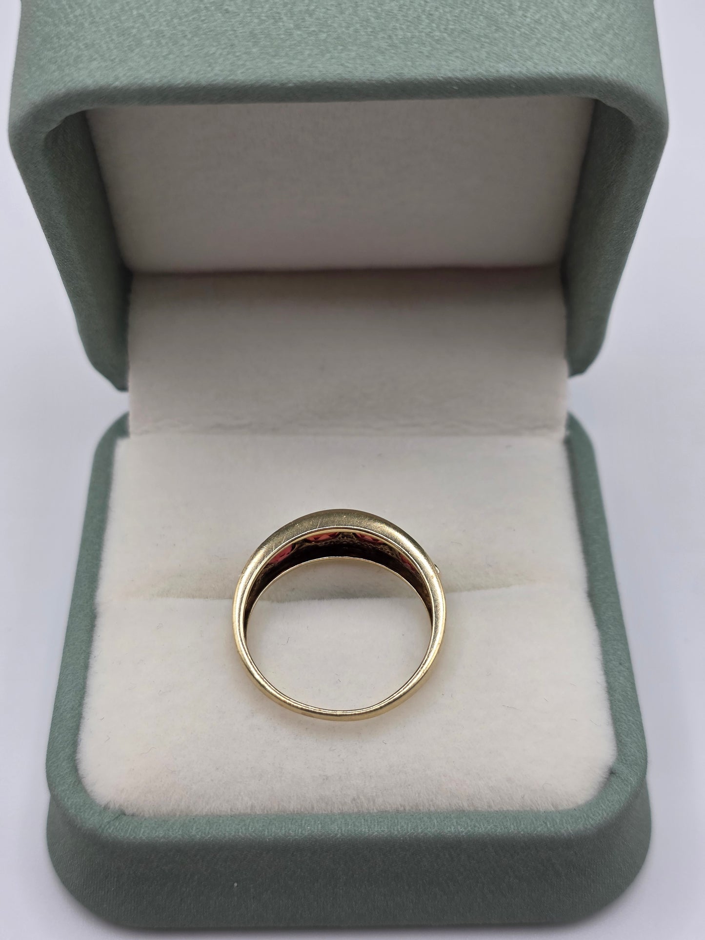 9ct gold garnet ring