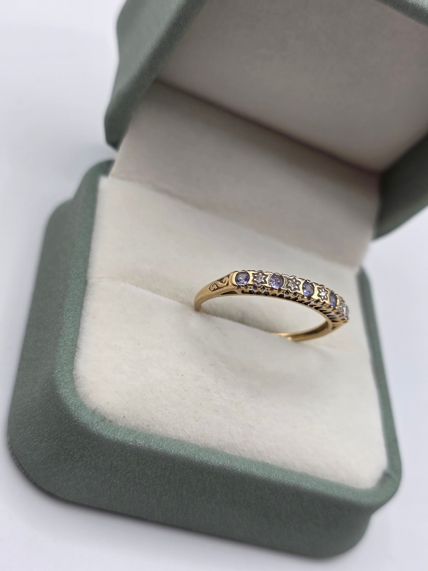 9ct gold tanzanite and diamond ring