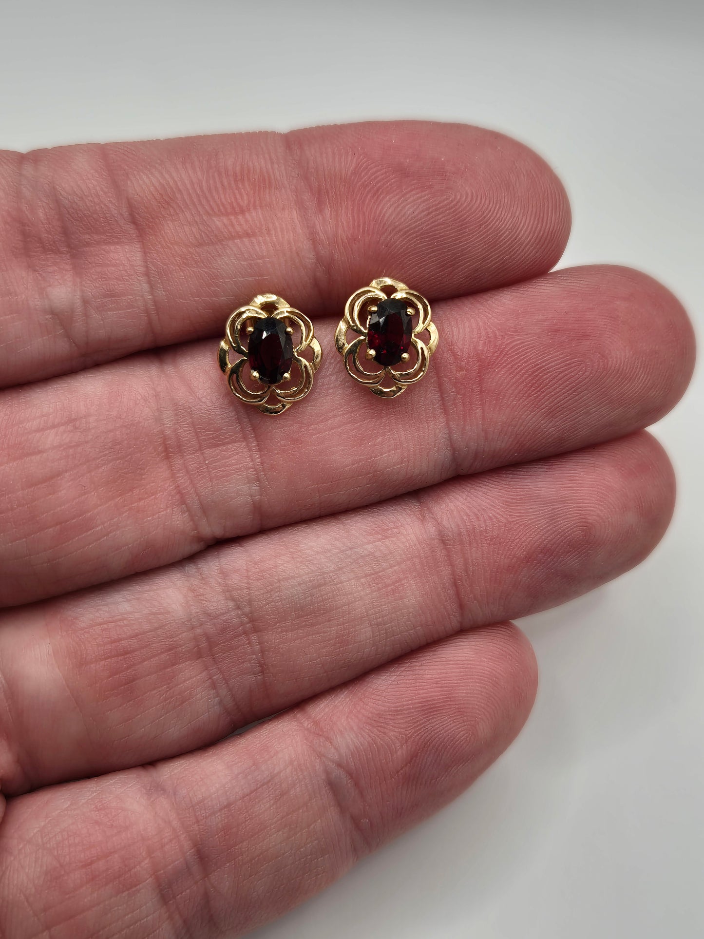 9ct gold garnet earrings