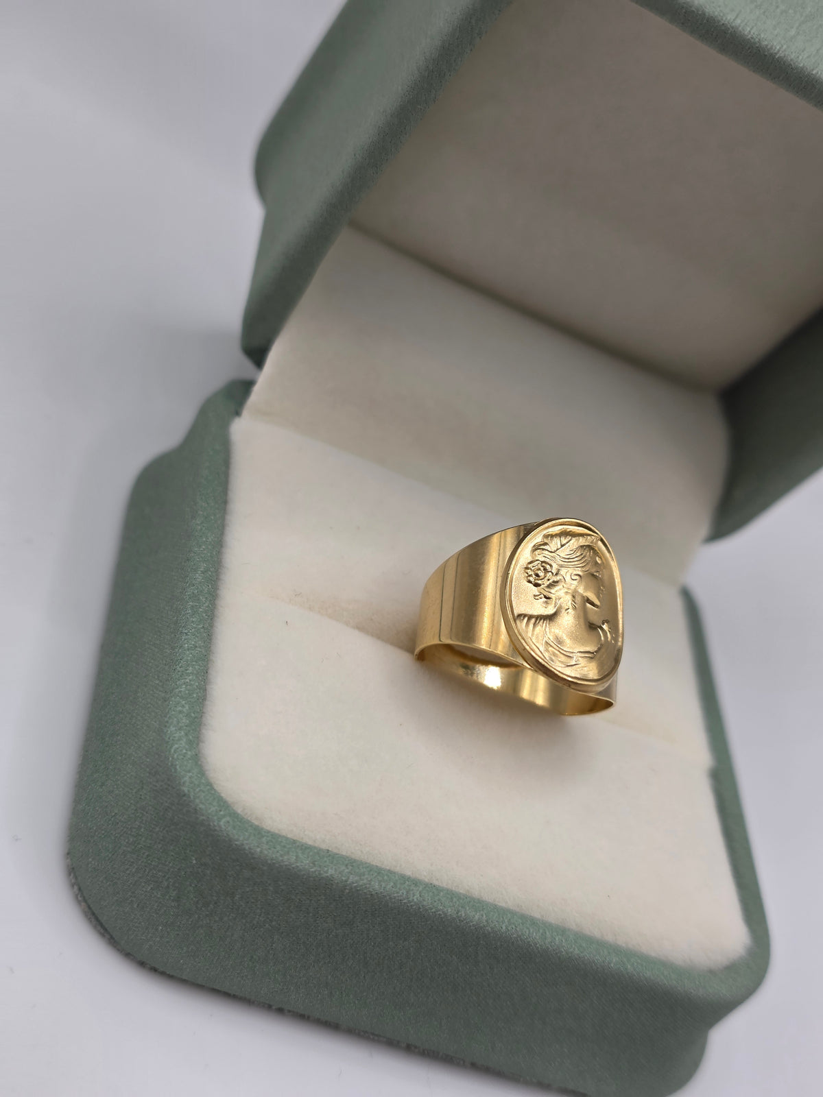 9ct gold cameo ring