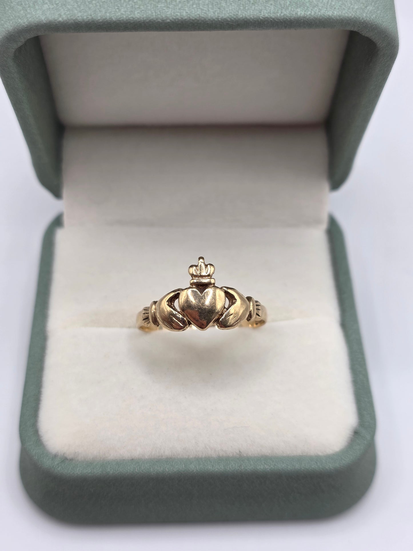 9ct gold claddagh ring