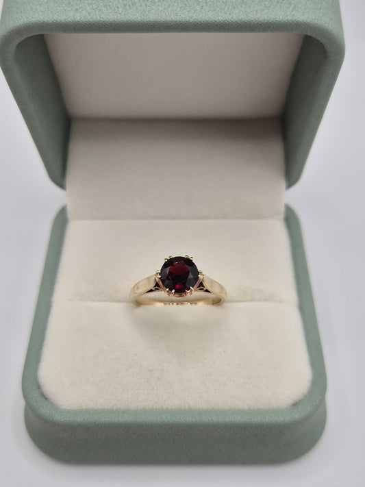 9ct gold garnet ring