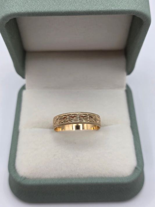 9ct gold patterned band ring