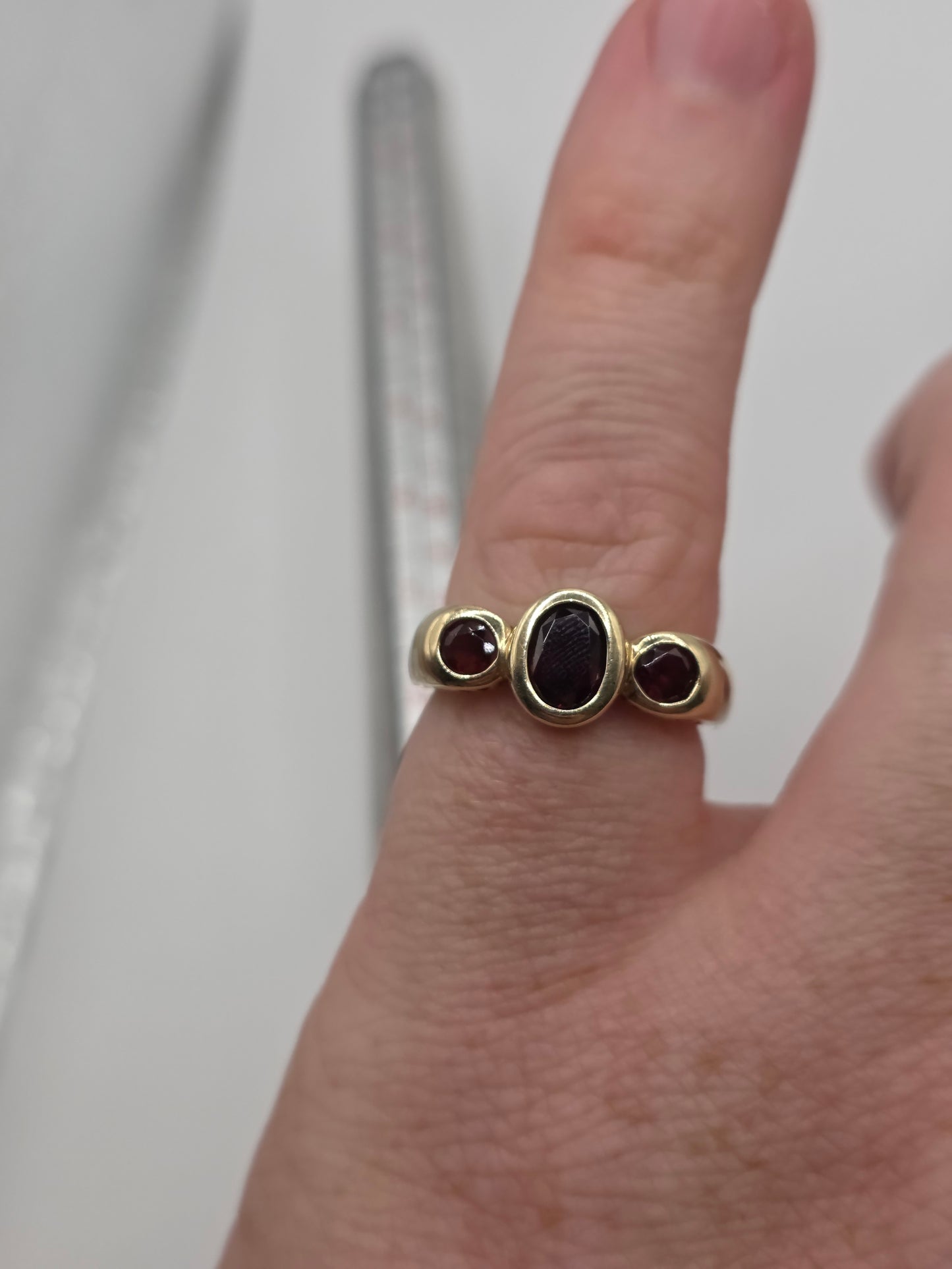 9ct gold garnet ring