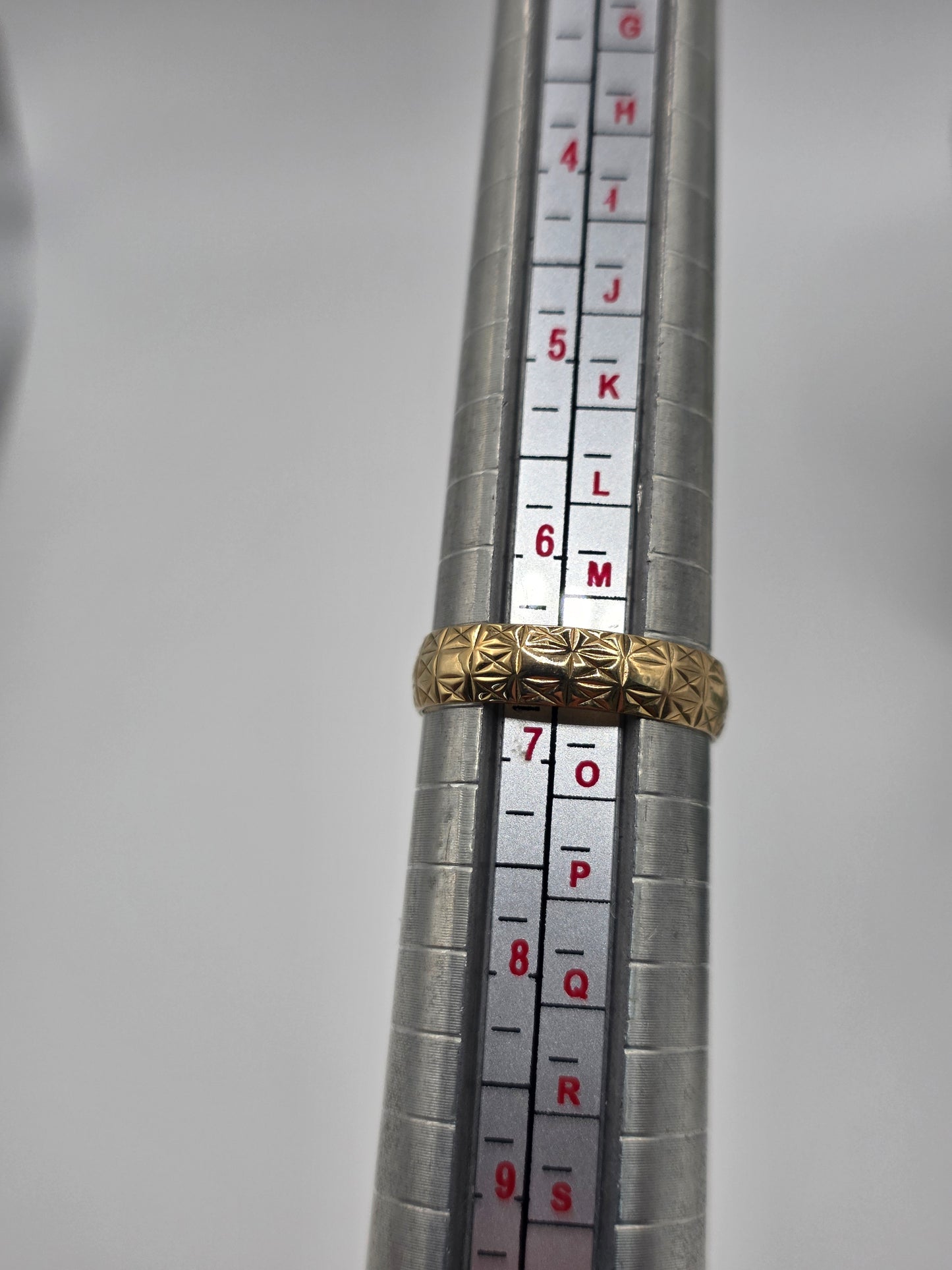 9ct gold patterned band ring