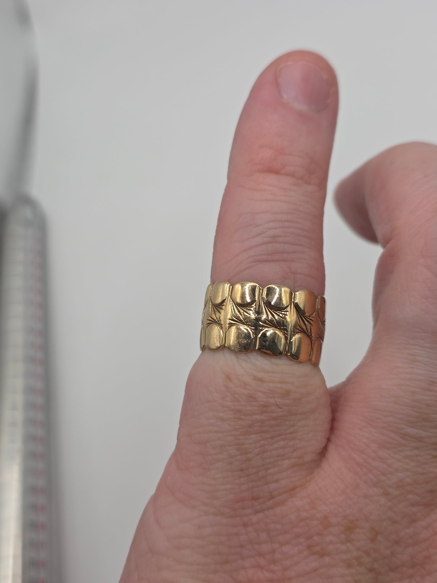 9ct gold patterned band ring
