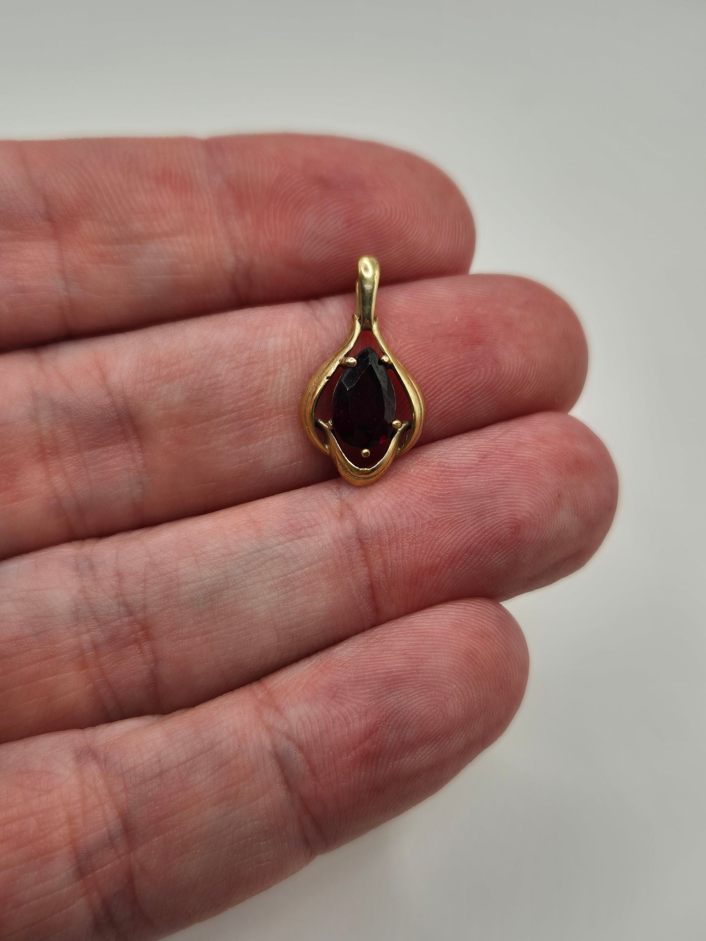 9ct gold garnet pendant