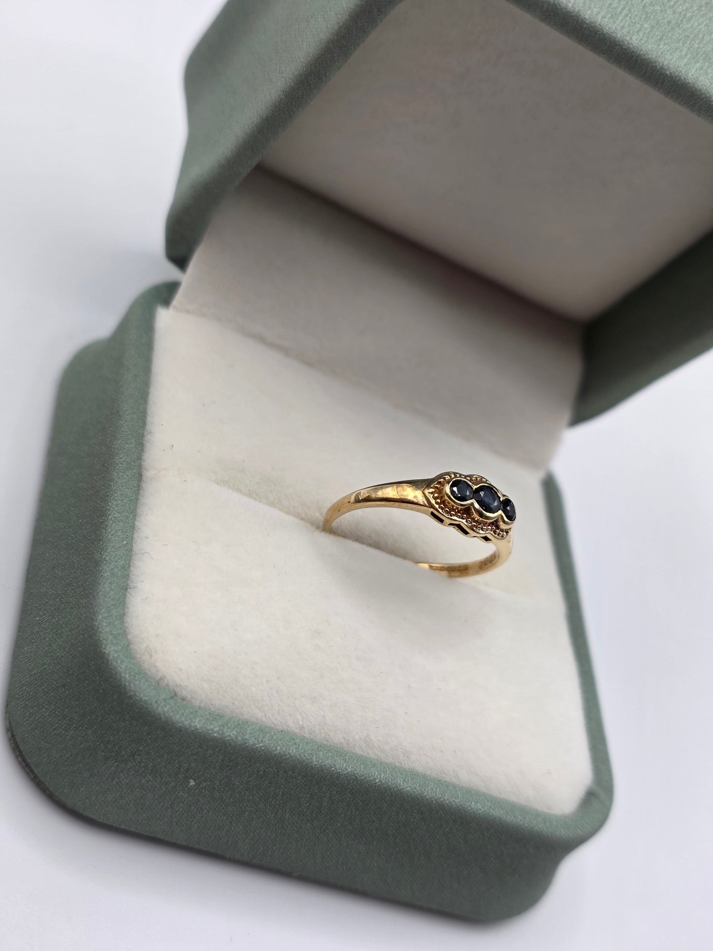 9ct gold sapphire ring