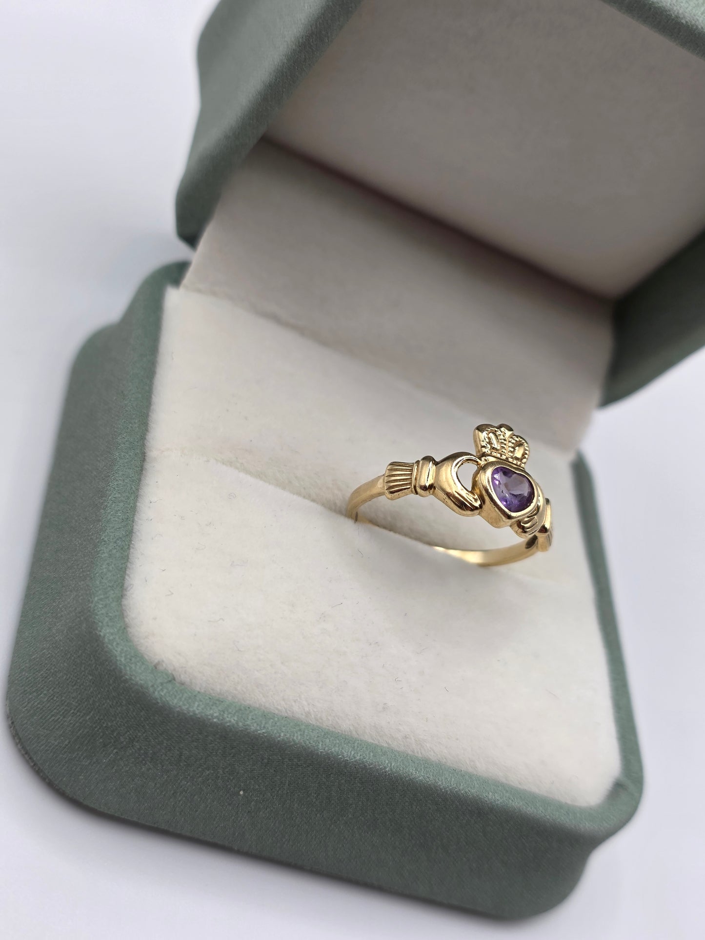 9ct gold amethyst claddagh ring