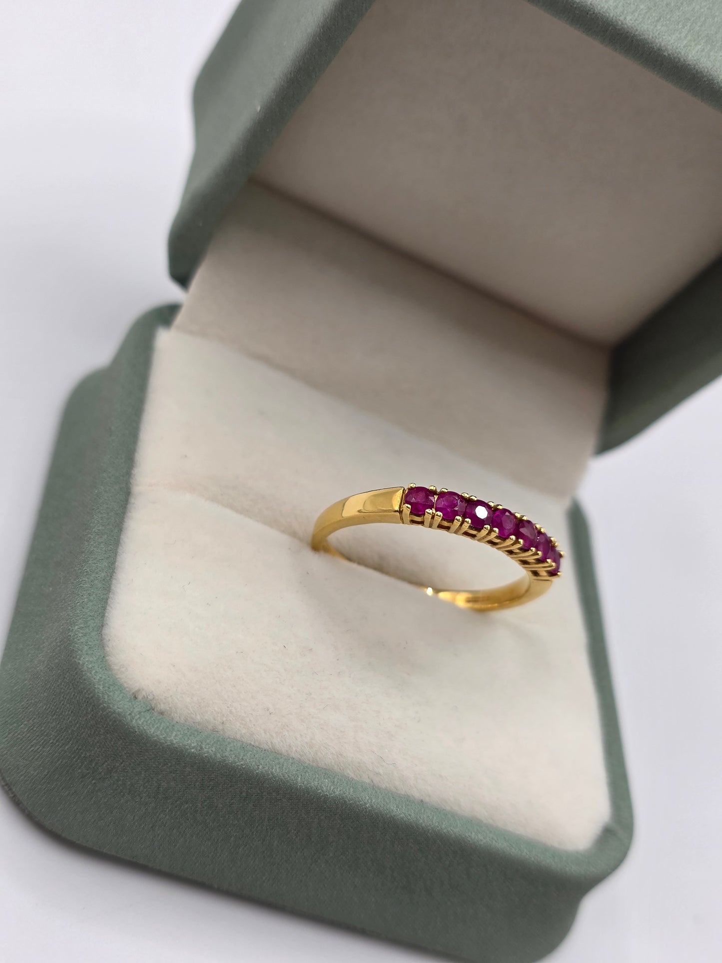 Heavy 18ct gold ruby ring