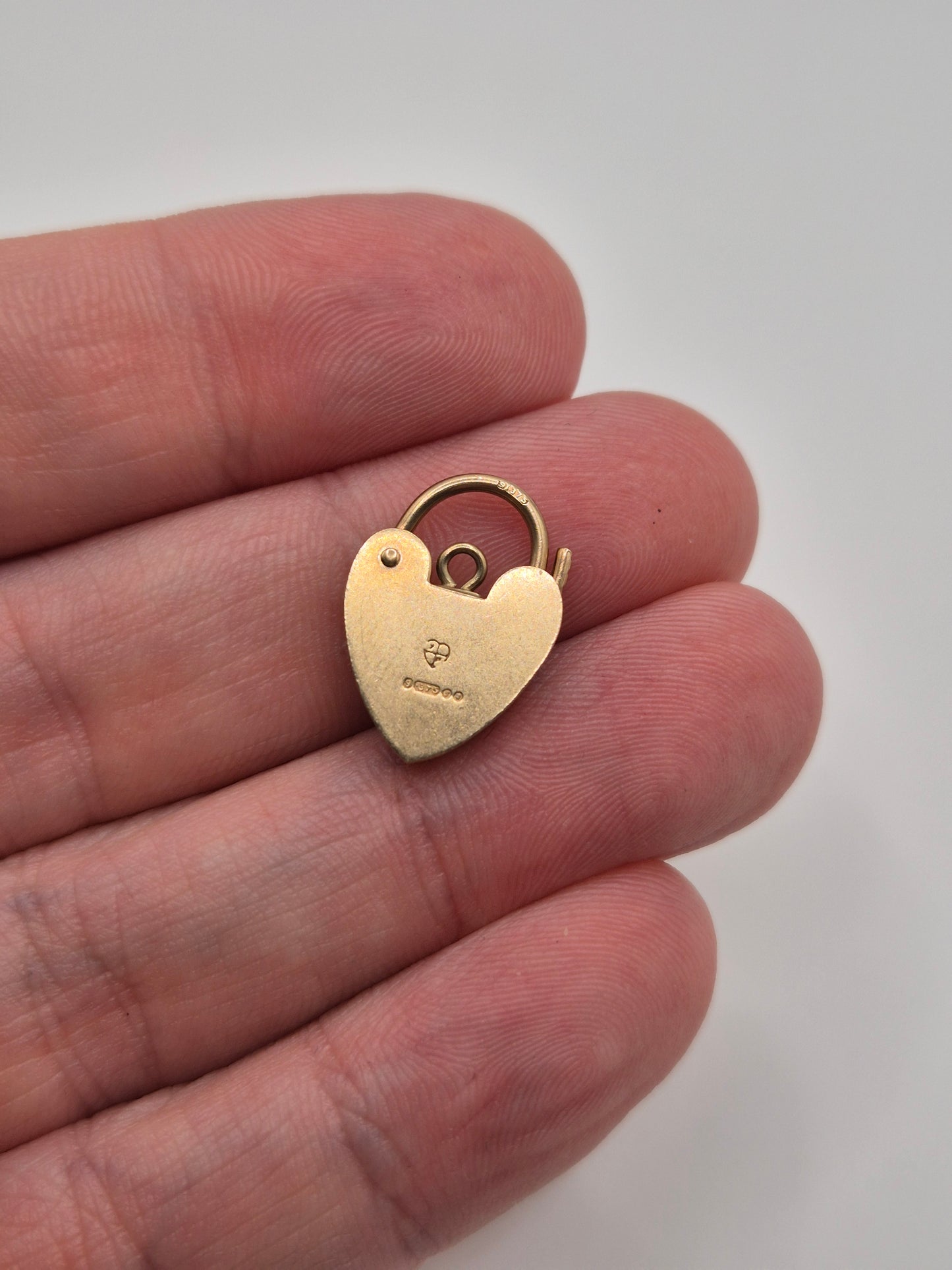 9ct gold padlock (27)