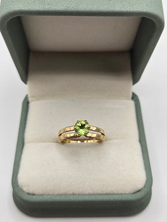 9ct gold peridot ring