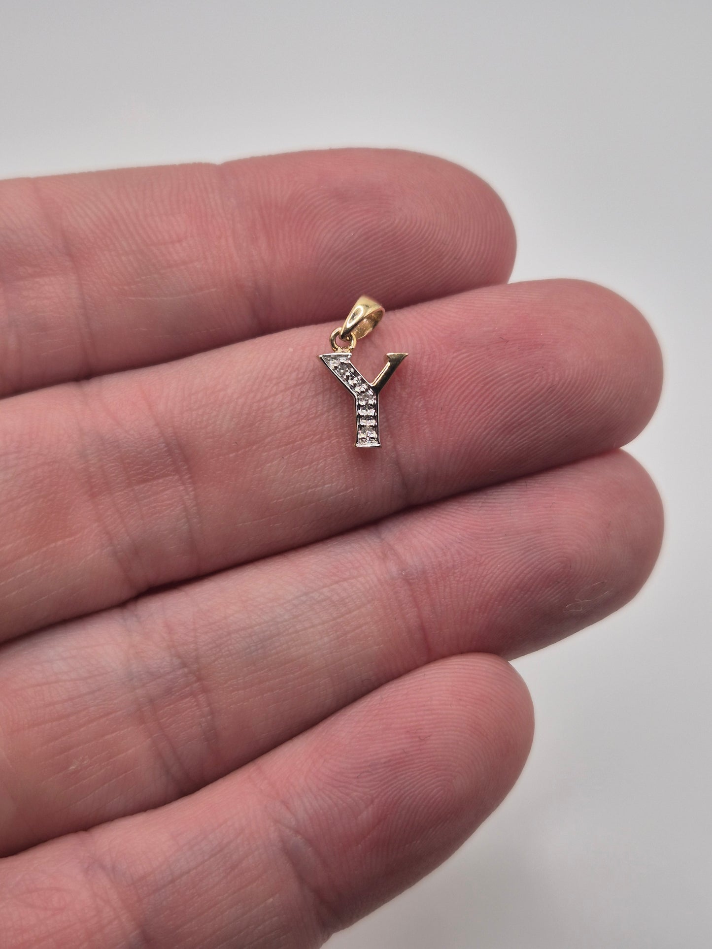 9ct gold diamond initial Y pendant