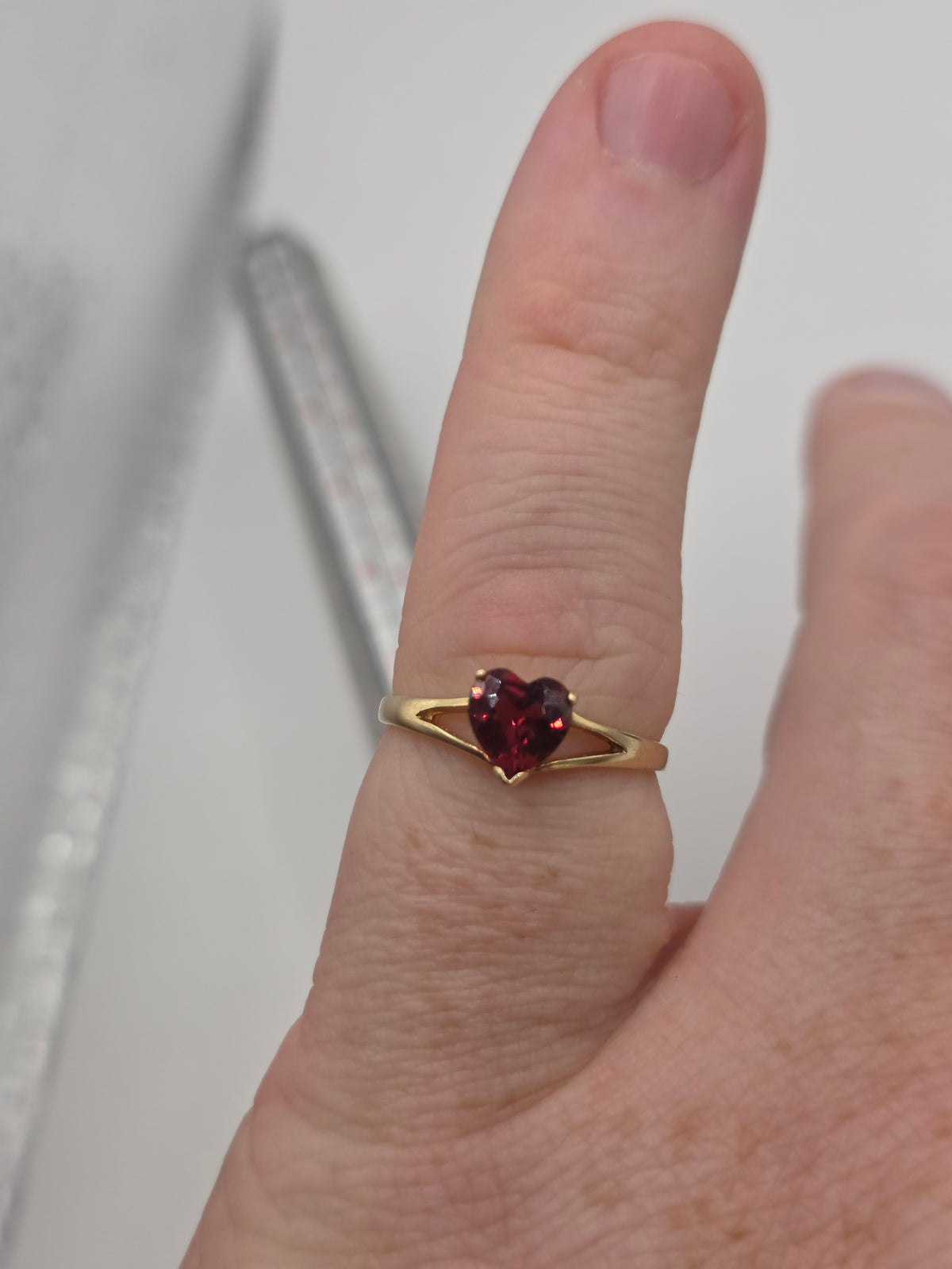 9ct gold garnet heart ring