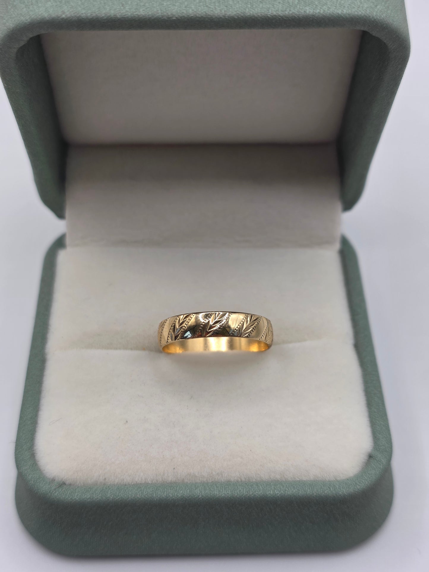 9ct gold patterned band ring