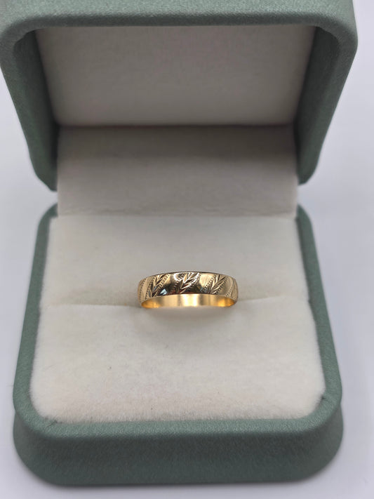 9ct gold patterned band ring