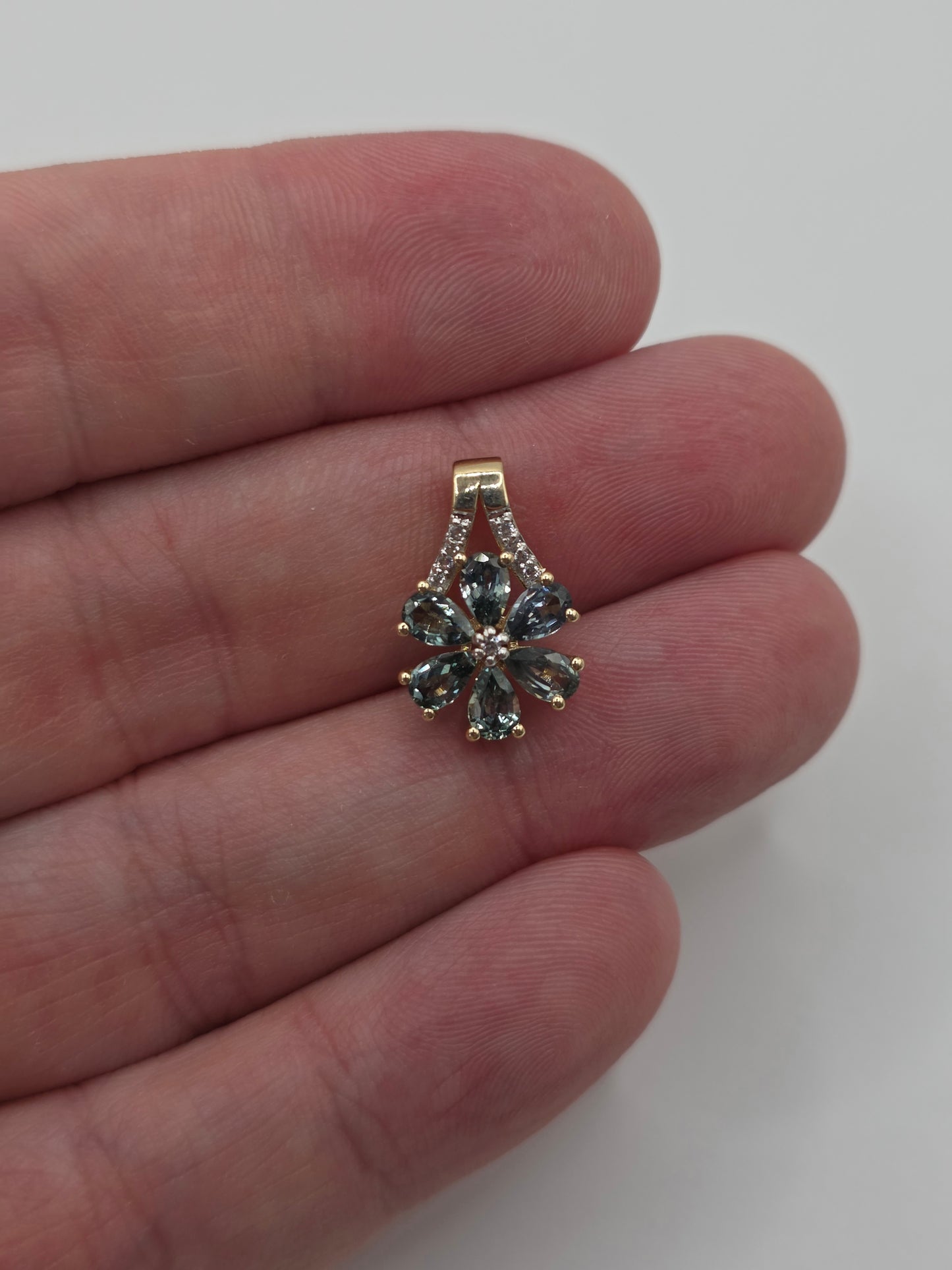9ct gold sapphire pendant